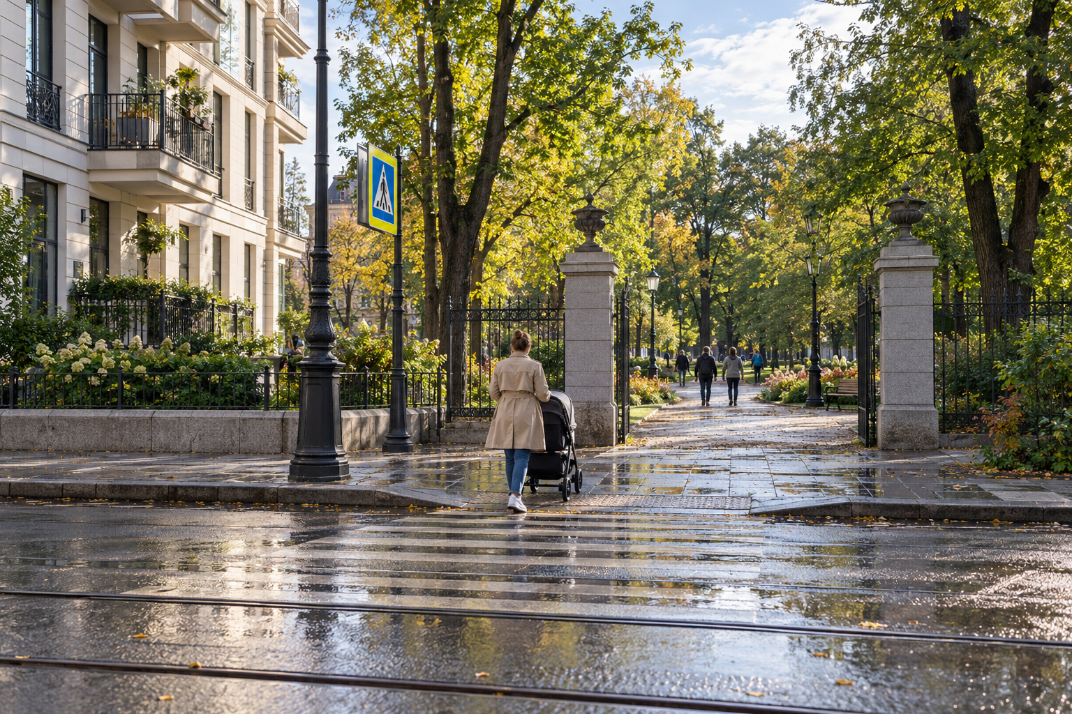 Пешеход с коляской идёт к парку через переход в Петербурге