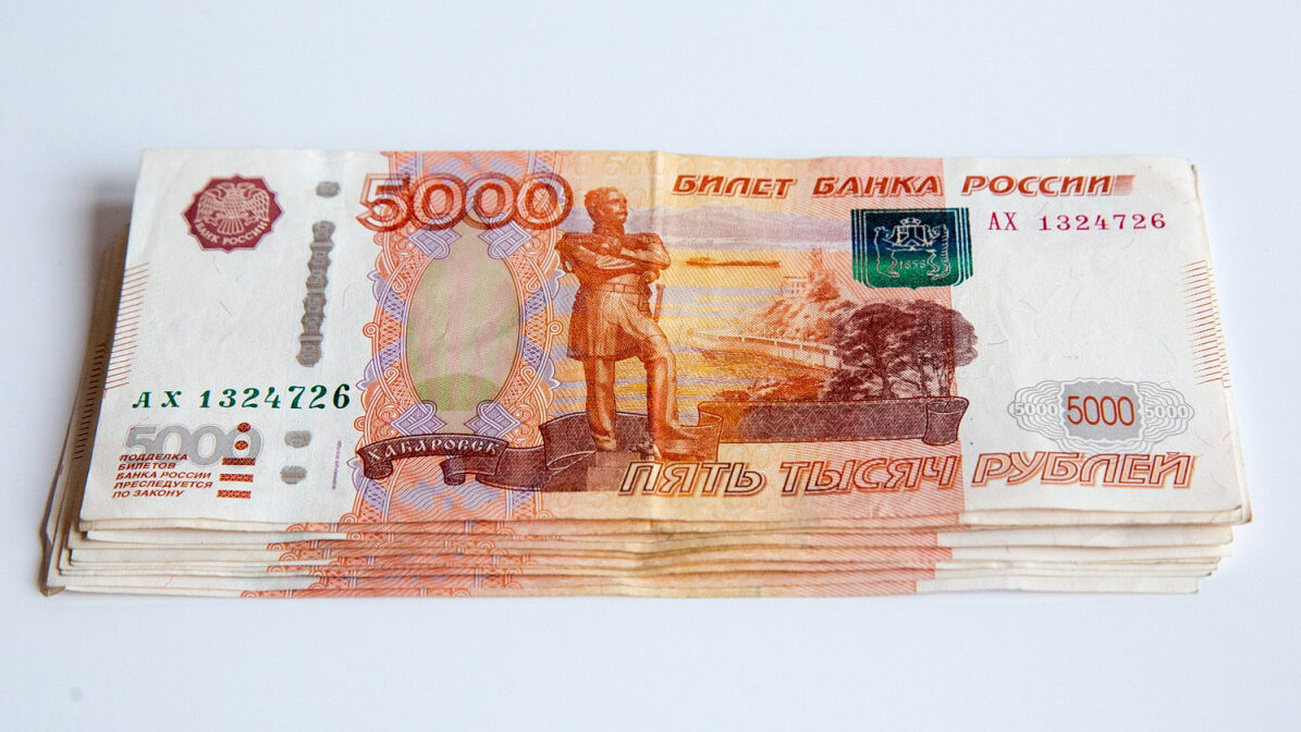 Стало известно, сколько лет россиянам приходится копить на первый взнос