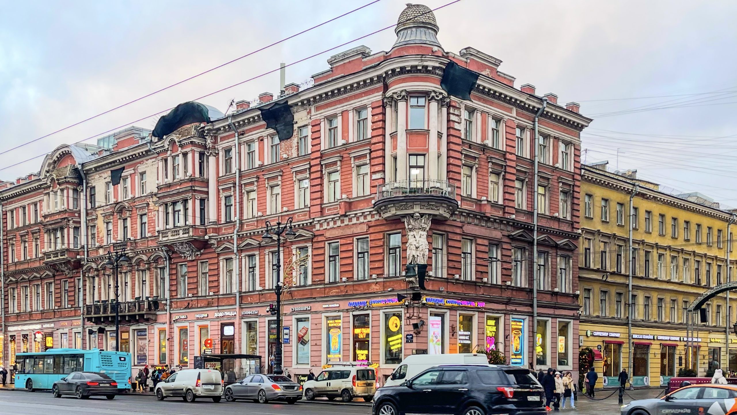 Красная книга памятных мест Санкт-Петербурга: 16 культовых зданий города