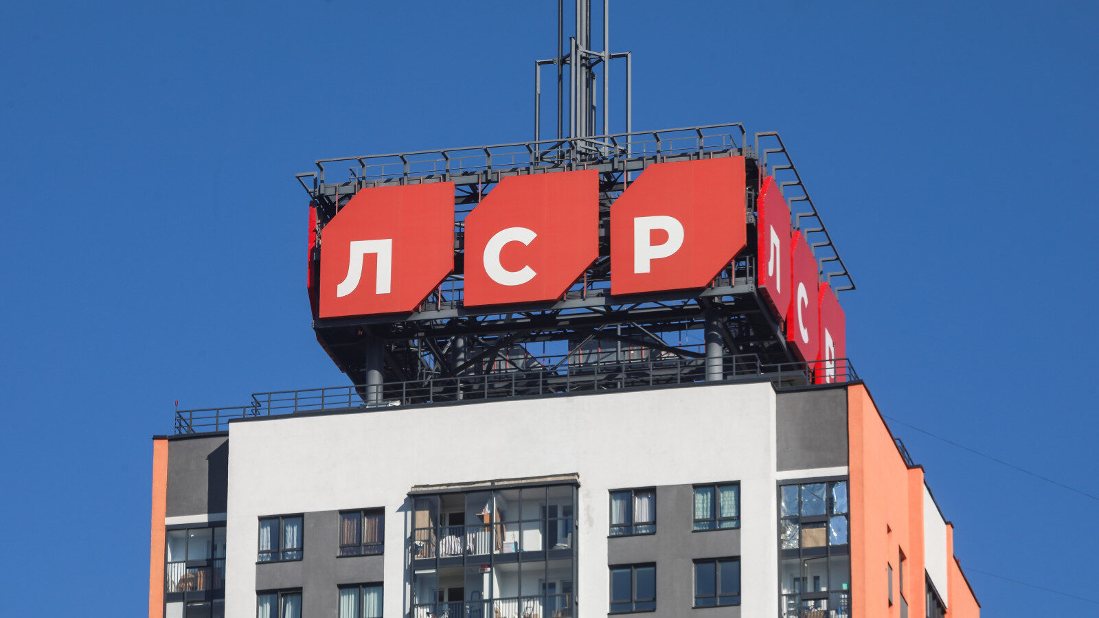 Названия ЖК только по-русски: с 2026 года застройщикам запретят использовать латиницу