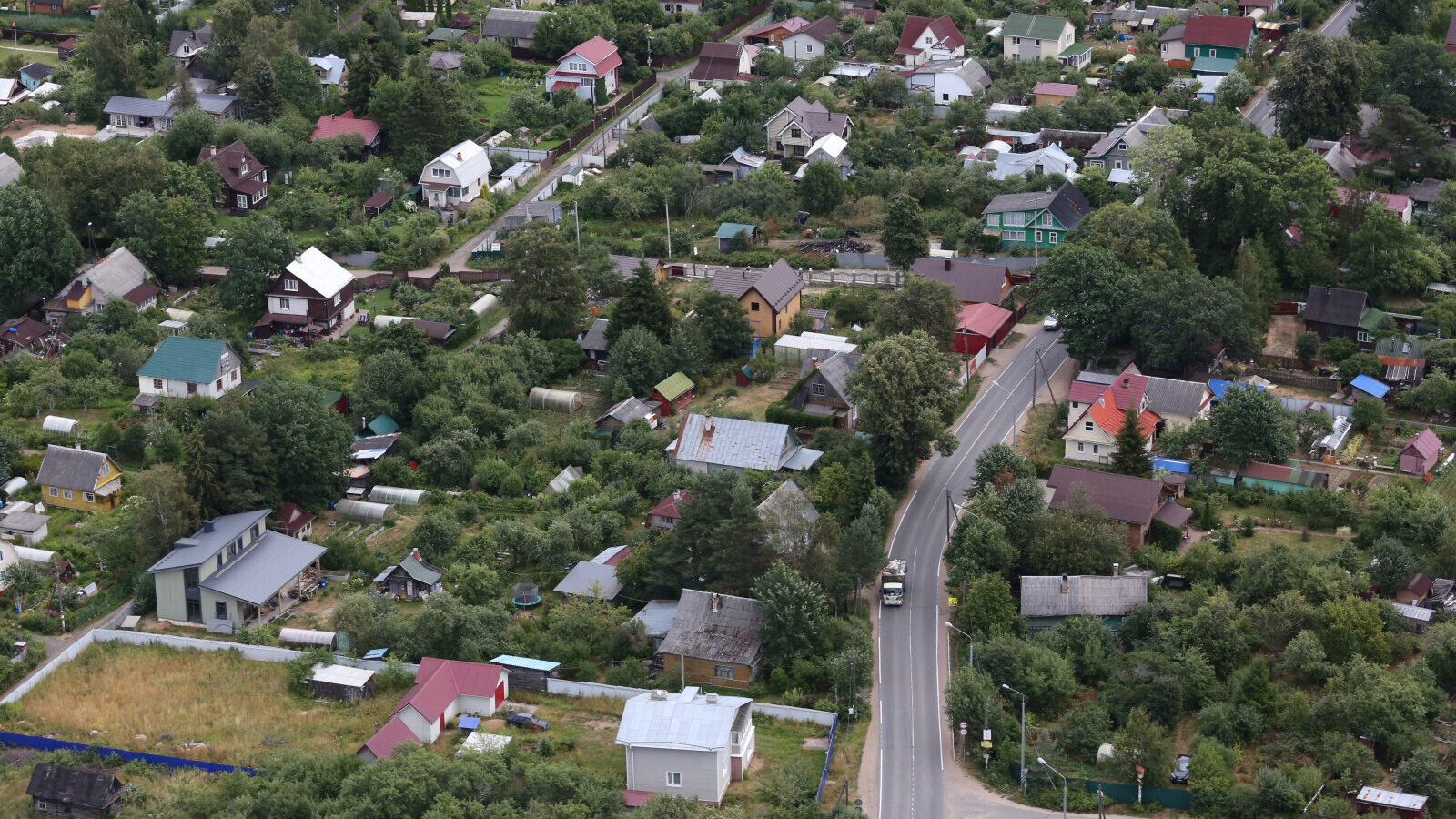 Загородные дома в Петербурге дорожают, а в Ленобласти – дешевеют