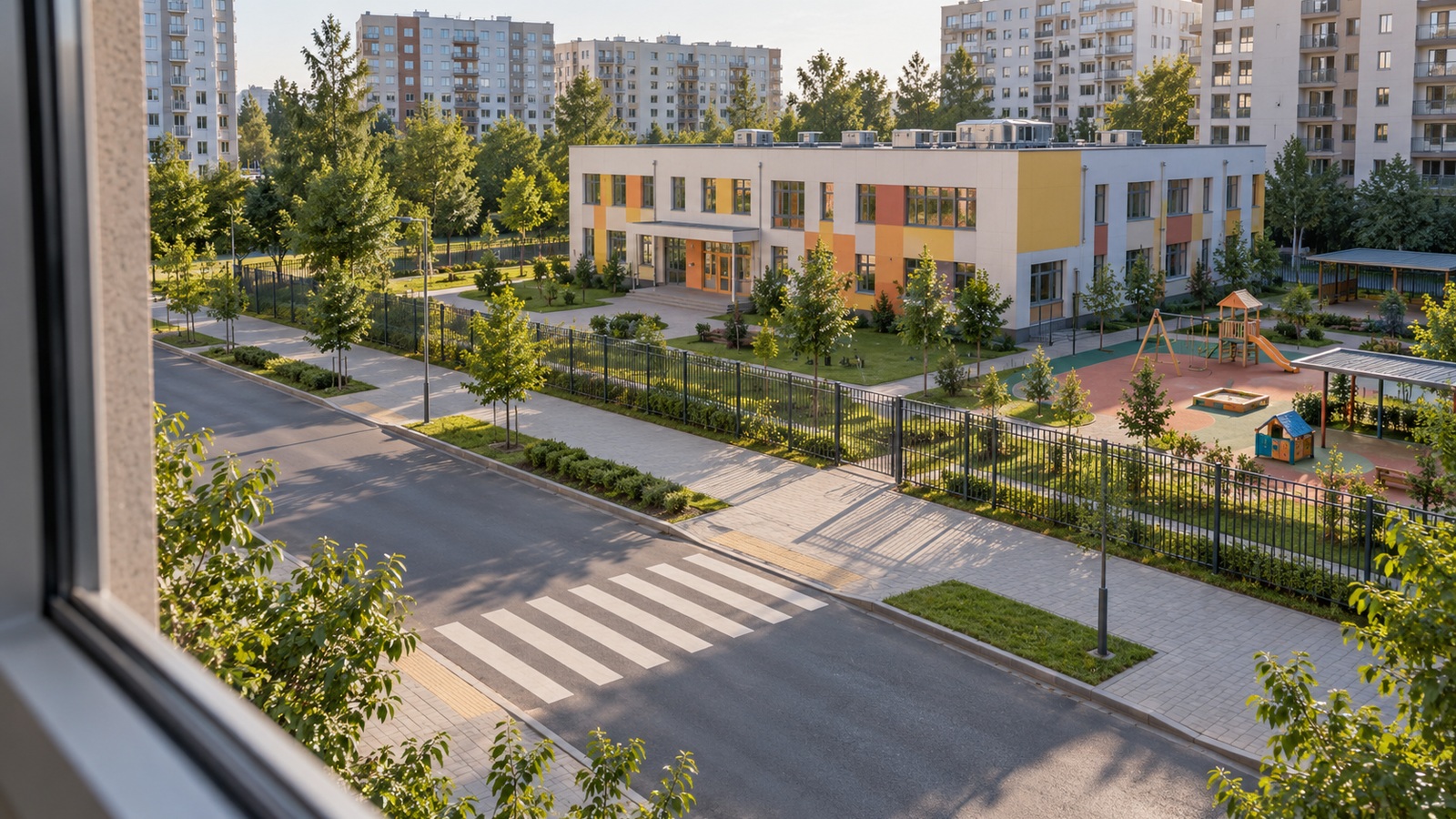 Квартира рядом с детским садом: как проверить закрепление, маршрут и шум