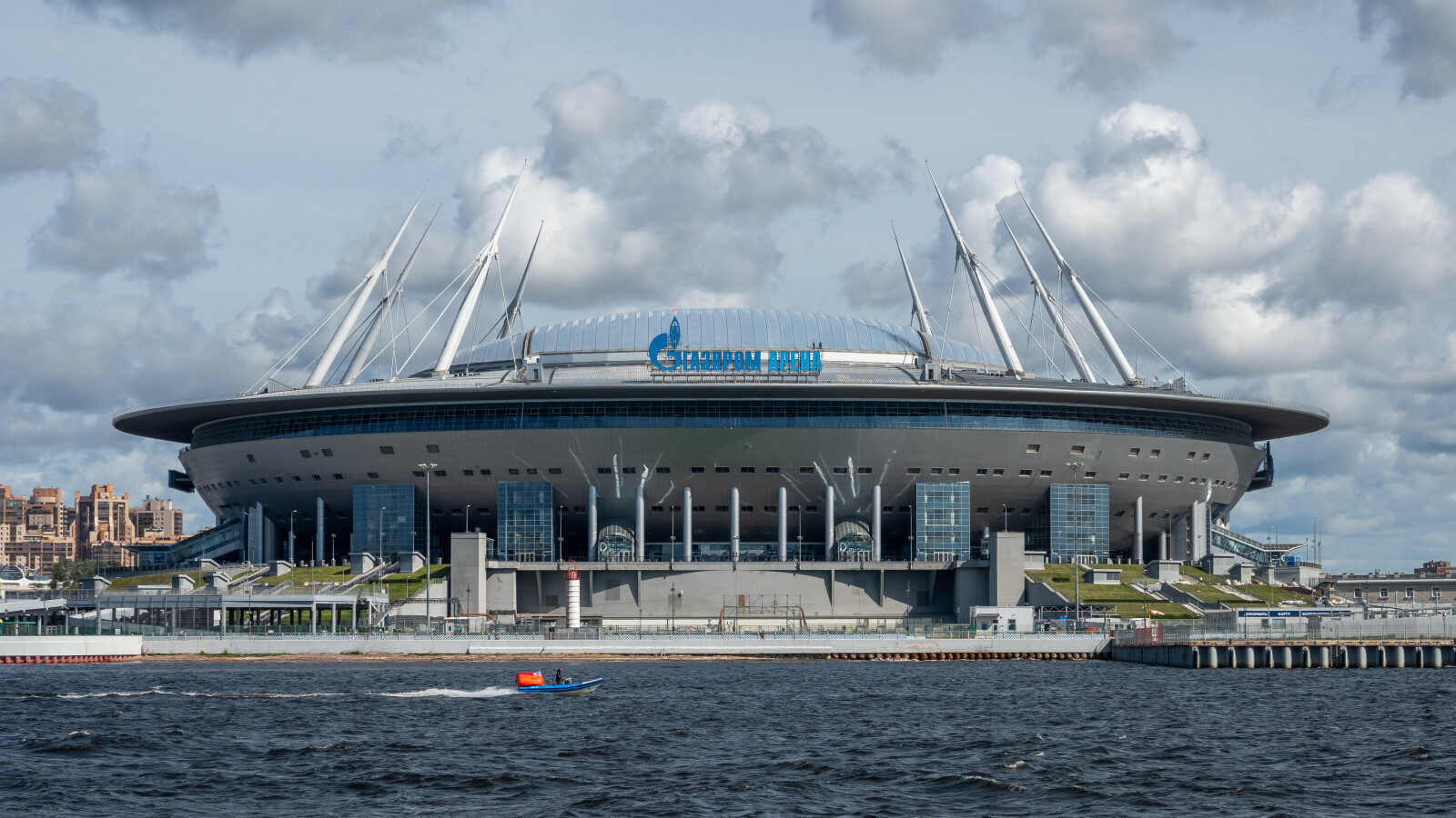 Крестовский остров: место жизни современной элиты Петербурга