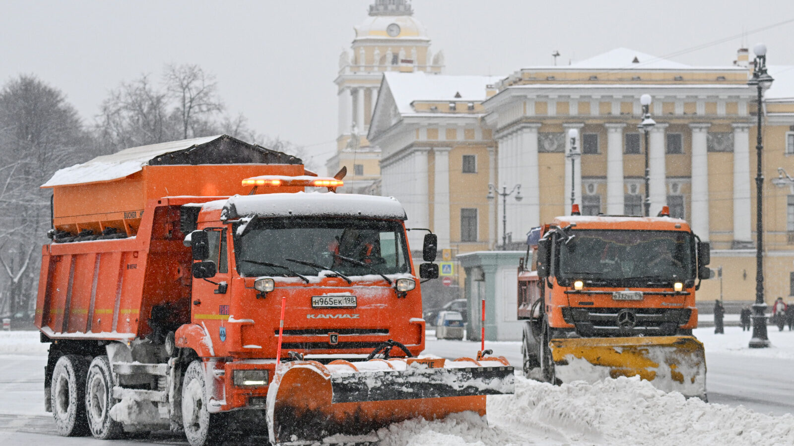 В Смольном объяснили, сколько времени нужно для вывоза снега в Петербурге