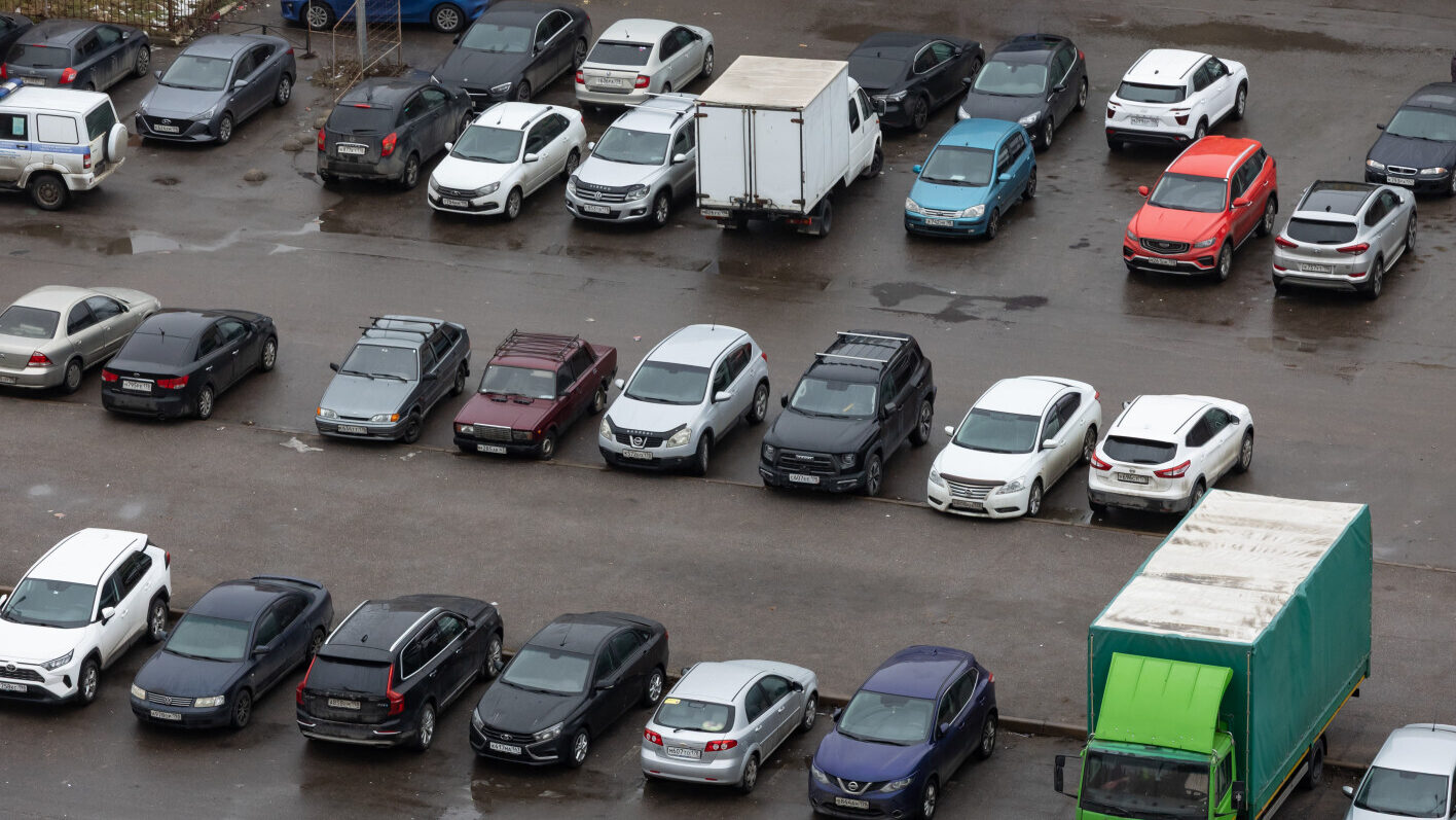 В Кудрово большую закроют автостоянку: на ее месте построят школу